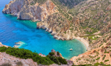 Πολύαιγος, η γαλάζια «όαση» στη μέση του Αιγαίου