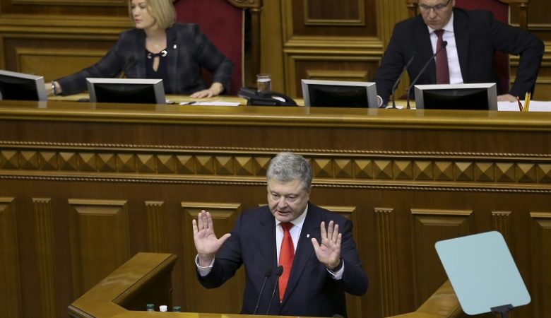 Το Ουκρανικό Κοινοβούλιο ενέκρινε την επιβολή στρατιωτικού νόμου