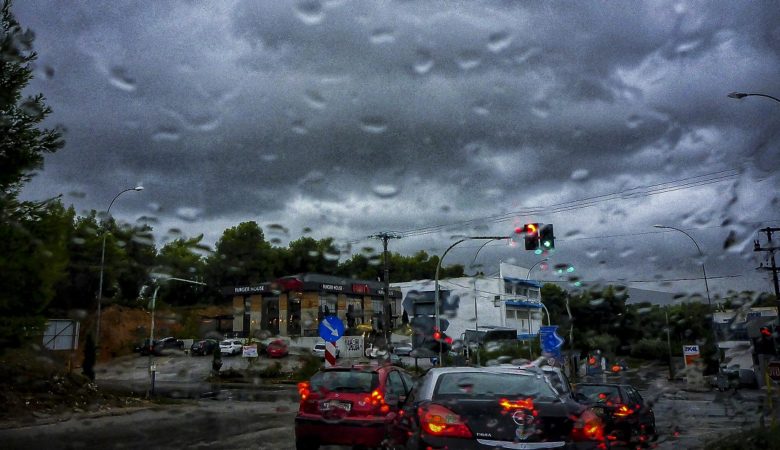 Βροχές και καταιγίδες αύριο Δευτέρα – Σε ποιες περιοχές θα είναι έντονα τα φαινόμενα