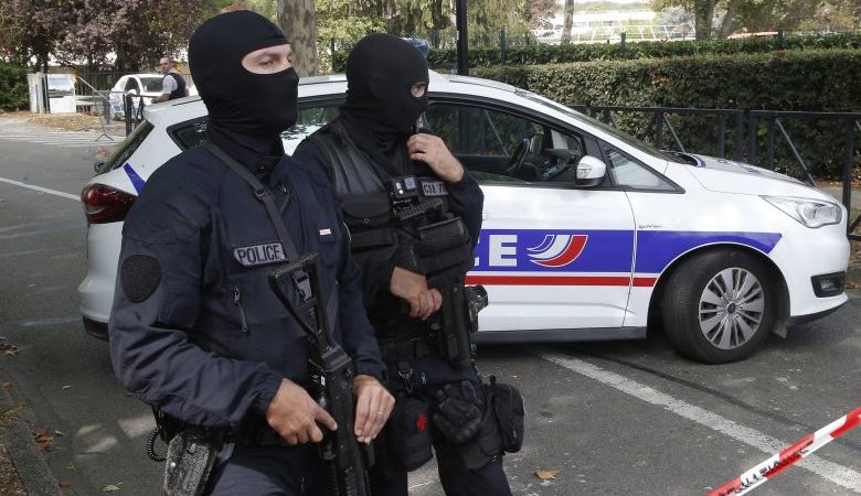 Γαλλία: 48χρονος άντρας σκότωσε τρεις αστυνομικούς – Κρατούσε όμηρο τη γυναίκα του