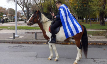 Μαθητής στη Θεσσαλονίκη πήγε με άλογο στο συλλαλητήριο