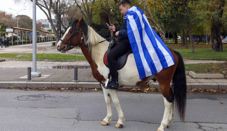Μαθητής στη Θεσσαλονίκη πήγε με άλογο στο συλλαλητήριο