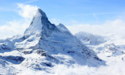 Τρεις νεκροί και ισάριθμοι τραυματίες από συντριβή ελικοπτέρου στην κορυφή ενός βουνού της Ελβετίας