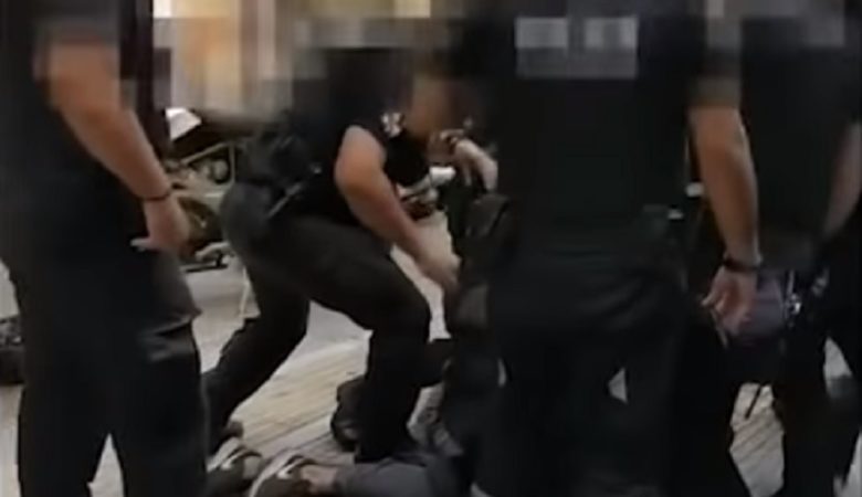 Σε απολογία οι αστυνομικοί που πέρασαν χειροπέδες στο Ζακ Κωστόπουλο
