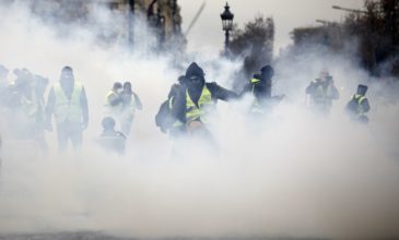 Επεισόδια και δακρυγόνα στη διαδήλωση των «κίτρινων γιλέκων» στο Παρίσι