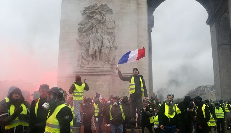 Υποχωρεί στα «κίτρινα γιλέκα» η γαλλική κυβέρνηση