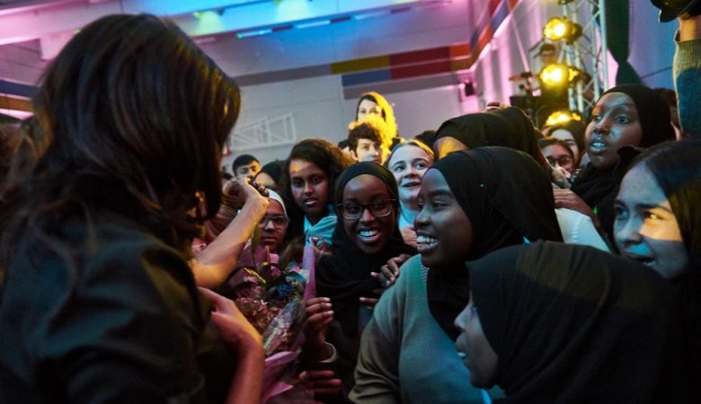 Υποδοχή ροκ σταρ στη Μισέλ Ομπάμα από μαθητές στο Λονδίνο