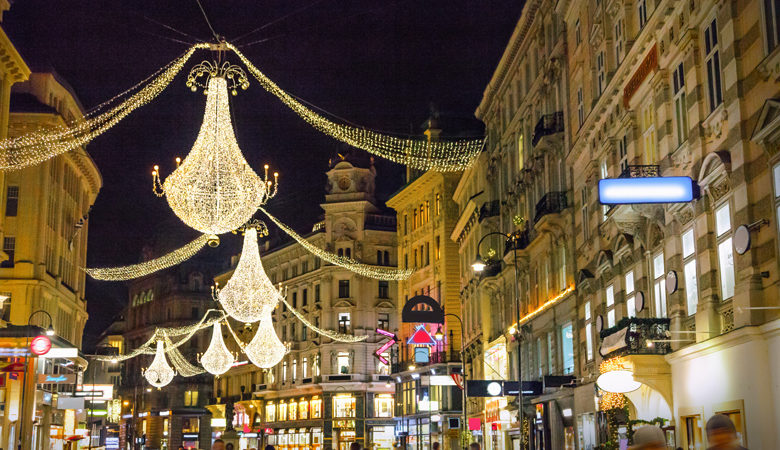Ο Έλληνας που ανάβει τα χριστουγεννιάτικα φώτα σε πόλεις 80 χωρών