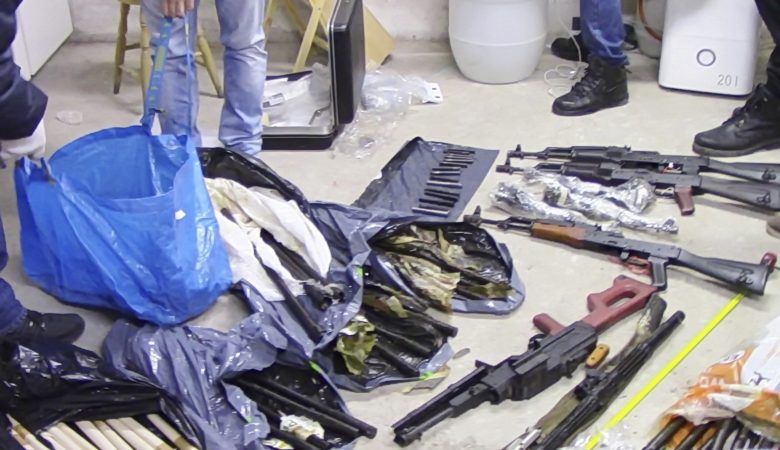 Ανακαλύφθηκε οπλοστάσιο με δεκάδες αυτόματα όπλα στη Σόφια