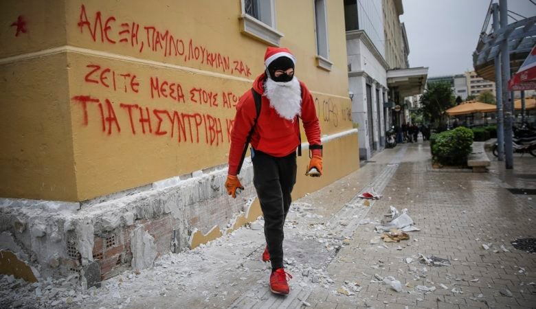 Μολότωφ, χημικά, χειροπέδες και συνθήματα για τον Φύσσα στην πορεία για τον Αλέξη Γρηγορόπουλο