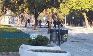 Κουκουλοφόροι στη Θεσσαλονίκη έκαψαν την ελληνική σημαία