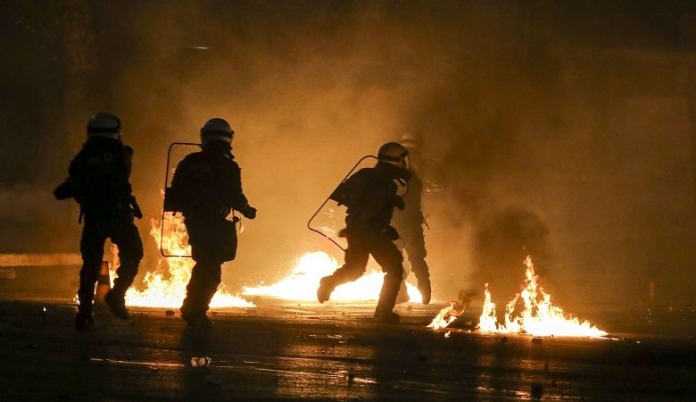 Πεδίο μάχης η Θεσσαλονίκη – Τραυματίστηκε δημοσιογράφος