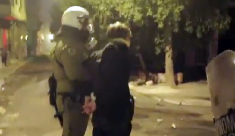 Αστυνομικός χτυπά με την ασπίδα του νεαρό με χειροπέδες