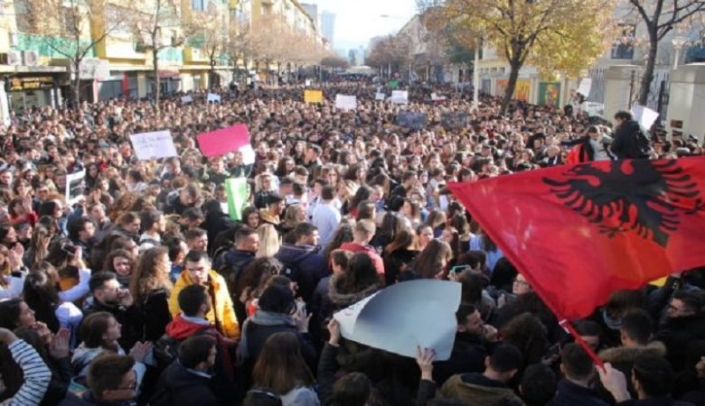 Χιλιάδες φοιτητές διαδηλώνουν στις πόλεις της Αλβανίας