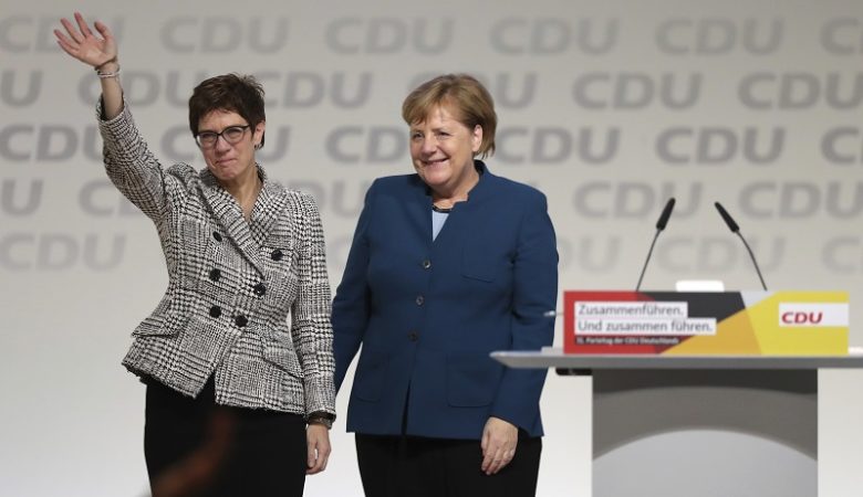 Παραιτήθηκε από την ηγεσία του CDU η διάδοχος της Μέρκελ