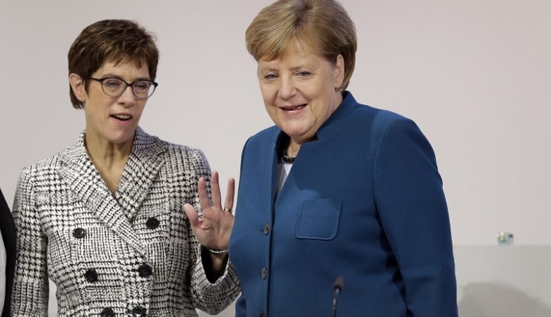 Η εκλεκτή της Μέρκελ νικήτρια στον α΄ γύρο για την ηγεσία του CDU