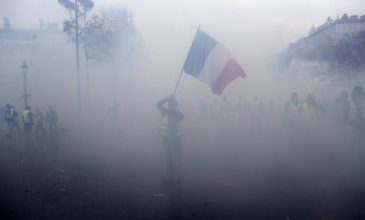 Τα «κίτρινα γιλέκα» προκαλούν κατάσταση συναγερμού στη Γαλλία