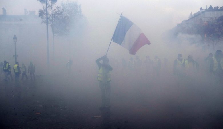 Τα «κίτρινα γιλέκα» προκαλούν κατάσταση συναγερμού στη Γαλλία