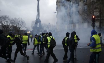 Σκηνικό πολέμου στο Παρίσι – Άρματα, χημικά και εκατοντάδες συλλήψεις στη διαδήλωση των «κίτρινων γιλέκων»