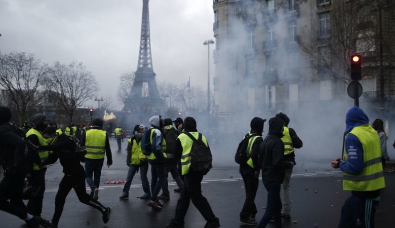 Σκηνικό πολέμου στο Παρίσι – Άρματα, χημικά και εκατοντάδες συλλήψεις στη διαδήλωση των «κίτρινων γιλέκων»
