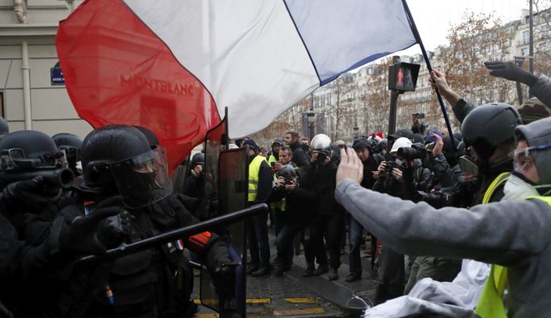 Το Παρίσι πολιορκείται – Χημικά, συλλήψεις και τεθωρακισμένα στη διαδήλωση των «κίτρινων γιλέκων»