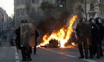 Ένας χρόνος Κίτρινα Γιλέκα: Συγκρούσεις και δακρυγόνα στη νέα διαδήλωση