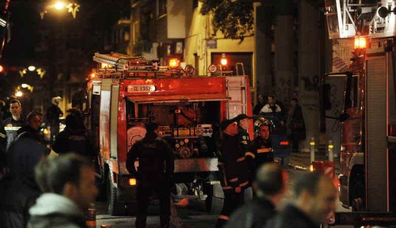 Θεσσαλονίκη: Πυρκαγιά σε διαμέρισμα – Στο νοσοκομείο γυναίκα με ελαφρά εγκαύματα – Νεκρά δύο σκυλάκια