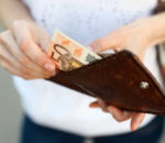 ΟΠΕΚΑ: Πληρώνεται το επίδομα παιδιού και το Ελάχιστο Εγγυημένο Εισόδημα