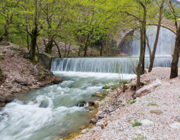 Το εντυπωσιακό μονότοξο γεφύρι με τον καταρράκτη στην Παλαιοκαρυά