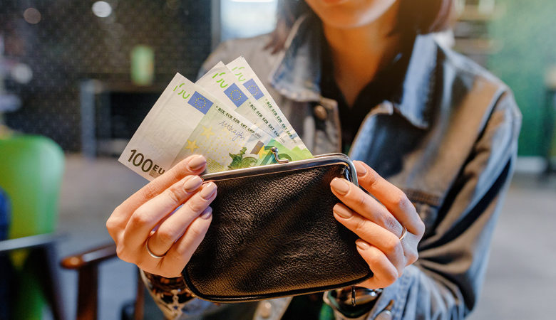 Ιωάννινα: Οικιακή βοηθός έκλεβε την τραπεζική κάρτα του εργοδότη της και έκανε αναλήψεις