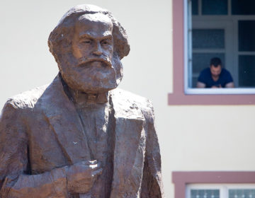 Βεβήλωσαν τον τάφο του Καρλ Μαρξ