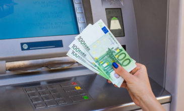 Έκανε ανάληψη, αλλά… ξέχασε τα 400€ στο ATM