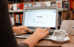 Google: Μέσα στο 2022 μπλόκαρε πάνω από 5,2 δισ. διαφημίσεις που παραβίασαν τις πολιτικές της εταιρείας