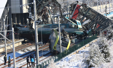 Εννέα νεκροί και 47 τραυματίες από σύγκρουση τρένων στην Τουρκία
