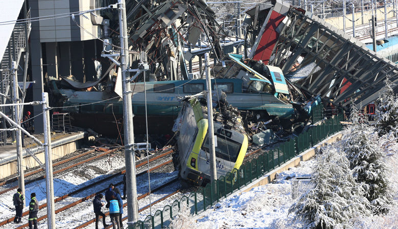 Εννέα νεκροί και 47 τραυματίες από σύγκρουση τρένων στην Τουρκία