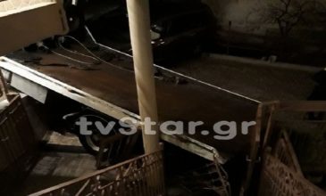 Απίστευτο ατύχημα στη Λαμία: Φορτηγό και αυτοκίνητο κατέληξαν σε αυλή σπιτιού