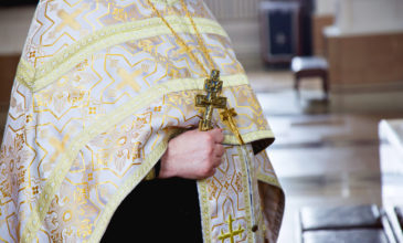 Σοκ στον Άγιο Παντελεήμονα: Ιερέας κατηγορείται για βιασμό 16χρονης