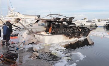 Εικόνες από τα σκάφη που κάηκαν στη Γλυφάδα