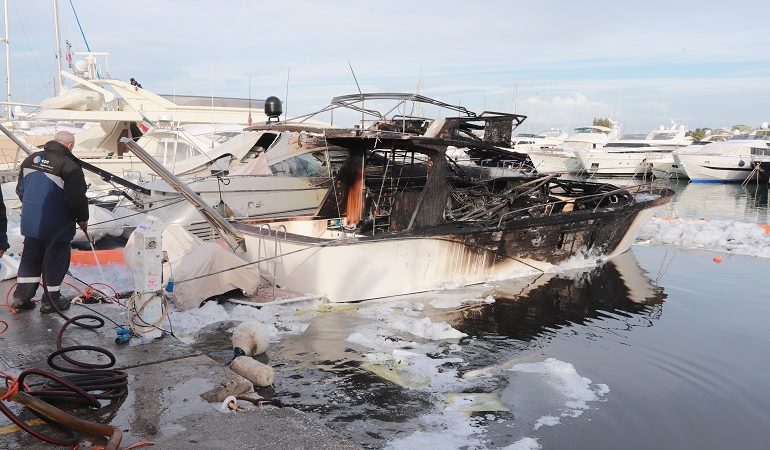 Εικόνες από τα σκάφη που κάηκαν στη Γλυφάδα