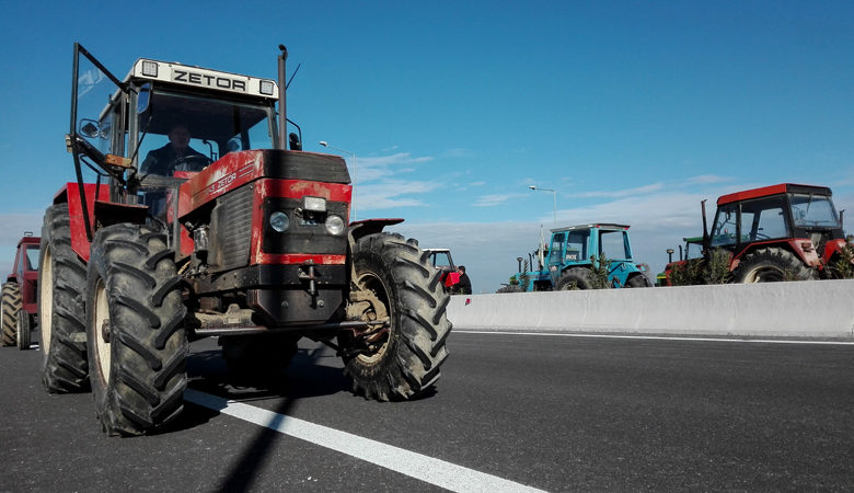 Αγρότες έκλεισαν την Εθνική Οδό Σερρών- Θεσσαλονίκης