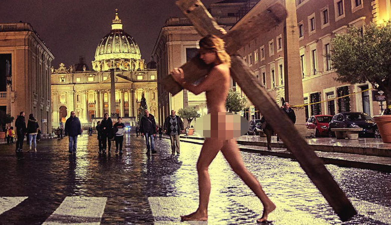 «Κουνελάκι» του Playboy πόζαρε γυμνή στο Βατικανό και συνελήφθη