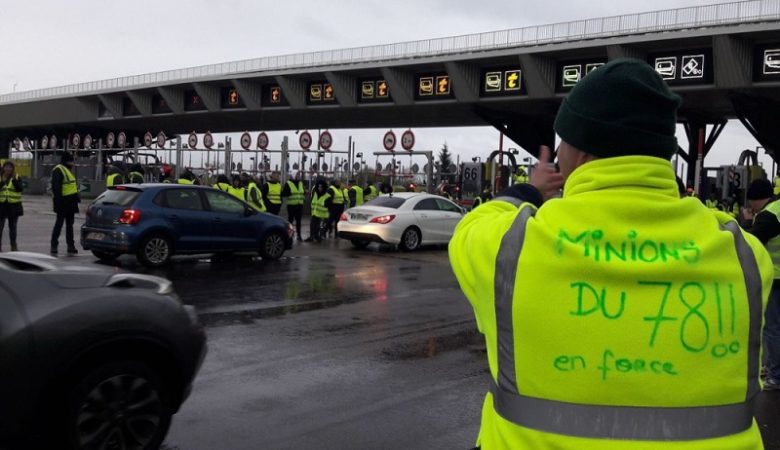 Χάος στη Γαλλία – Τα «κίτρινα γιλέκα» πυρπόλησαν διόδια