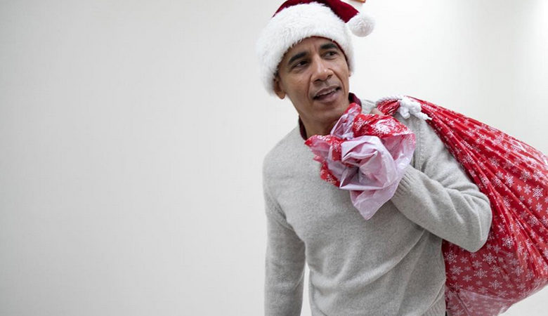 Ο Μπαράκ Ομπάμα… Άγιος Βασίλης μοιράζει δώρα