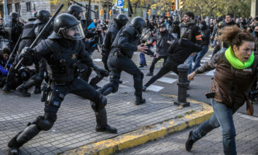 Ένταση και πλακάτ στην Βαρκελώνη που έγραφαν «έξω οι δυνάμεις κατοχής»