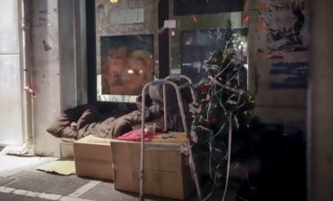 Άστεγος καταγγέλλει δημοτικό υπάλληλο ότι του πέταξε το χριστουγεννιάτικο δέντρο του