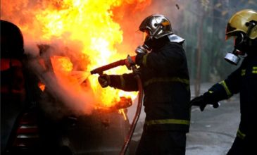 Στις φλόγες τυλίχθηκαν 10 οχήματα στη Θεσσαλονίκη