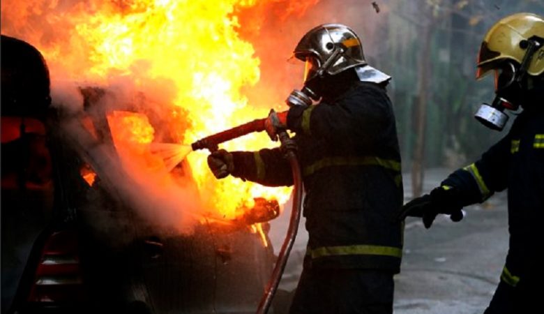 Αυτοκίνητα τυλίχθηκαν στις φλόγες τα ξημερώματα στη Νίκαια