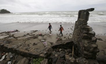 Το τσουνάμι που σάρωσε στην Ινδονησία και η φονική ιστορία του ηφαιστείου «παιδί του Κρακατόα»