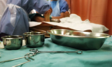 Γιατροί ξέχασαν… 15 γάζες μέσα στο σώμα ασθενούς μετά από χειρουργείο