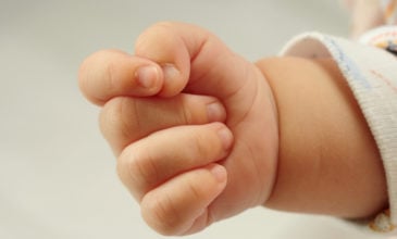 Βόλος: Μητέρα καταγγέλλει ότι επιχείρησαν να απαγάγουν το 20μηνών μωρό της